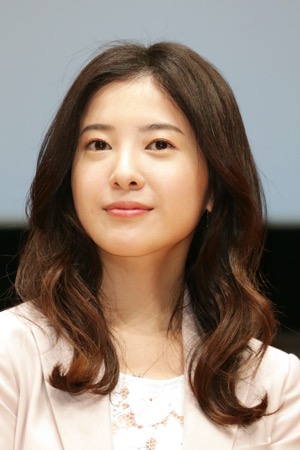 Yuriko Yoshitaka: Aktris Jepang Berbakat dengan Karisma Natural