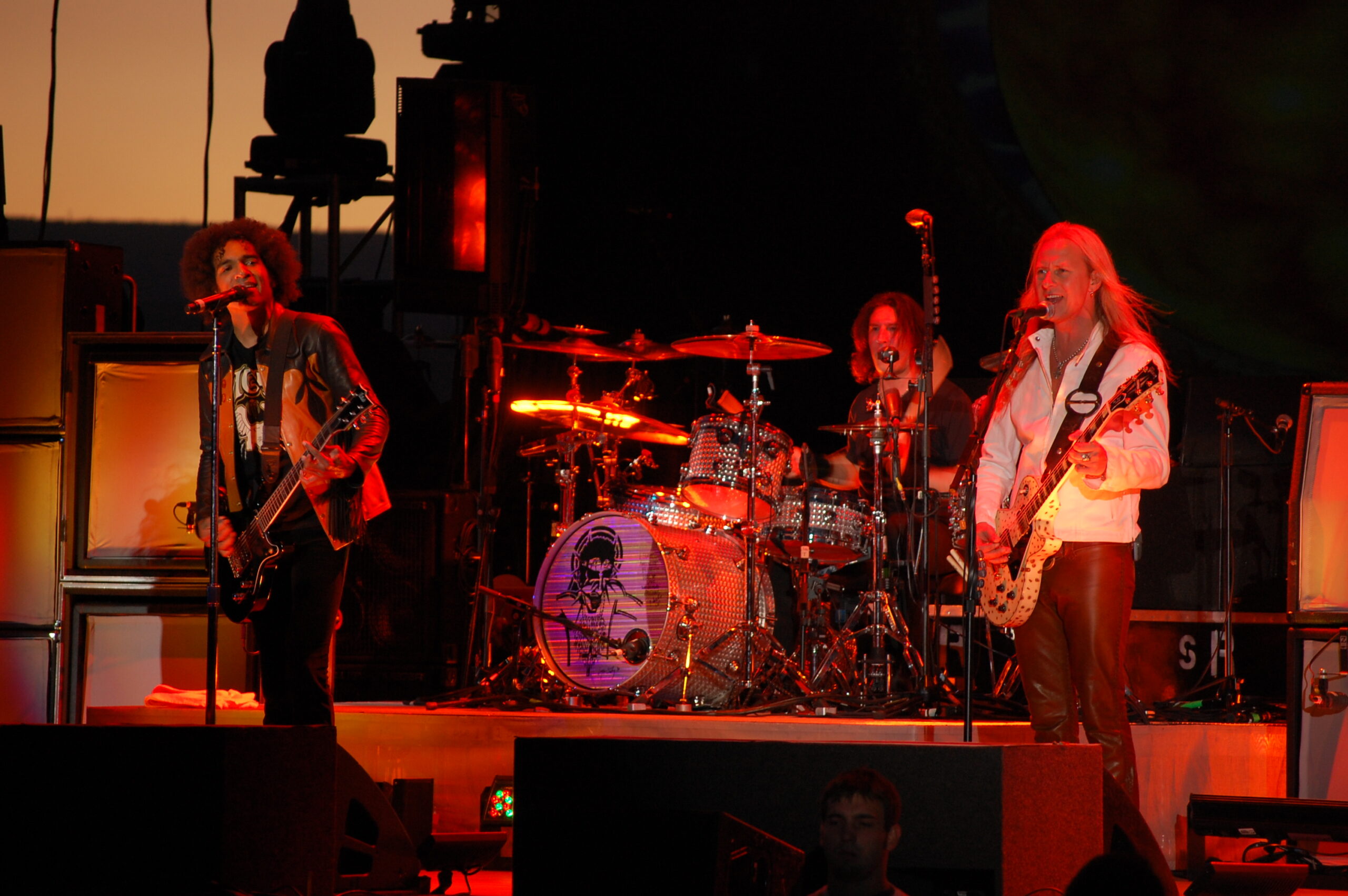 Band Rock “He’s a Woman – She’s a Man” Menggambarkan Eksplorasi Identitas